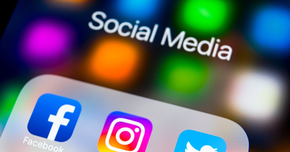 An iPhone screen display, up close. It depicts social media icons for Facebook, Instagram, Twitter, and Snapchat.