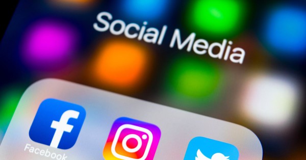 An iPhone screen display, up close. It depicts social media icons for Facebook, Instagram, Twitter, and Snapchat.